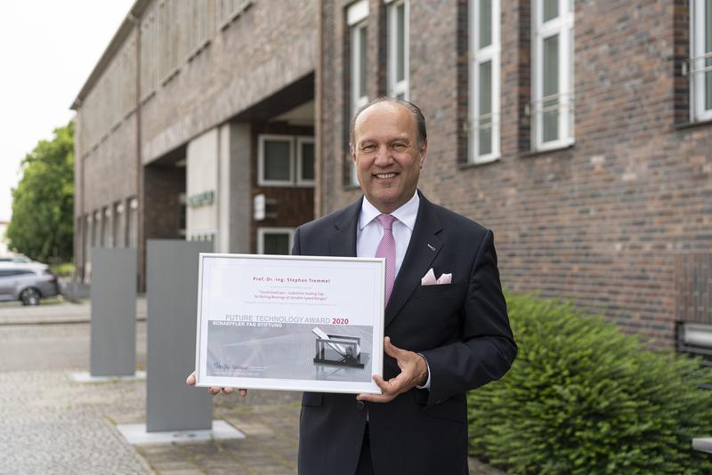 Andreas Hamann, Chairman of the Foundation Board and Head of Human Resources Europe at Schaeffler with the Future Technology Award certificate. 