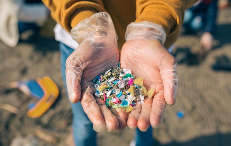 Die Verschmutzung der Gewässer mit Mikroplastikpartikeln ist ein großes Umweltproblem. 