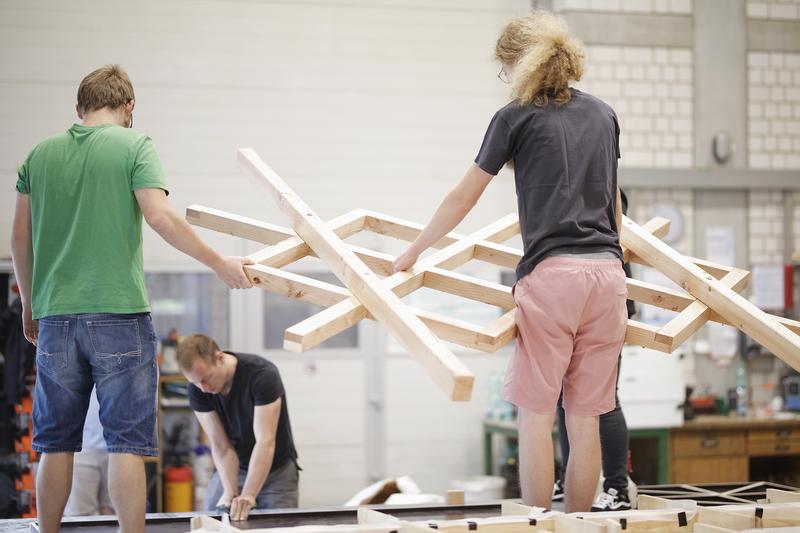 Die Studierenden haben den Pavillon ausgehend von Konzept und Plan bis hin zum 1:1 gebauten Prototypen aus Holz und Beton umgesetzt.