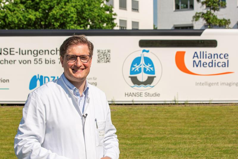 Professor Jens Vogel-Claussen, scientific director of the HANSE study, in front of the study truck. 