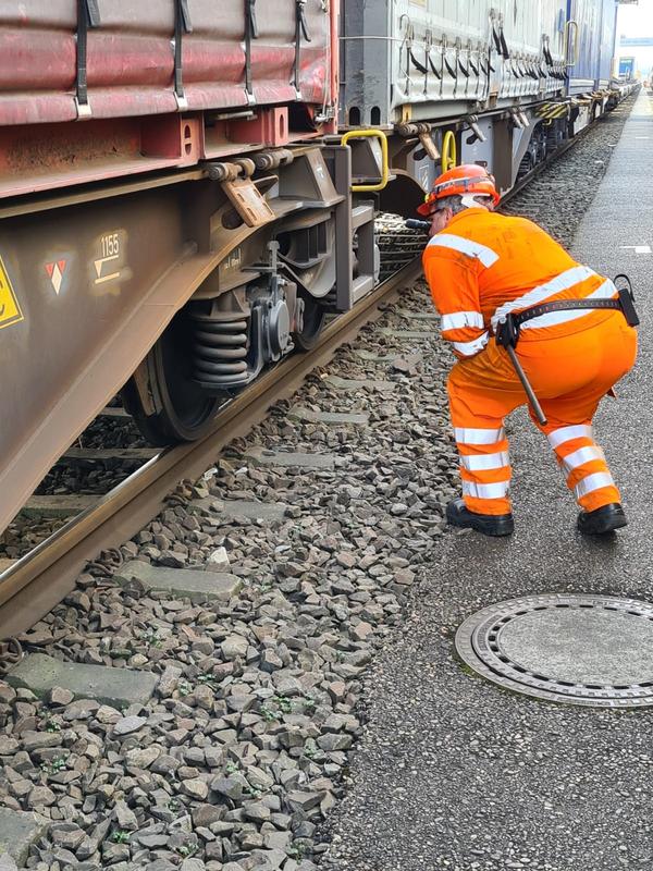 Noch prüft der Mensch selbst Schäden an Güterwagons