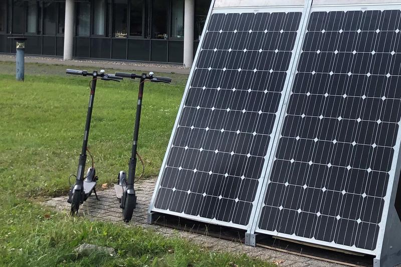 Eine gute Option für die Ökobilanz des Betriebes von E-Scootern: Das Laden mit Solarstrom. 