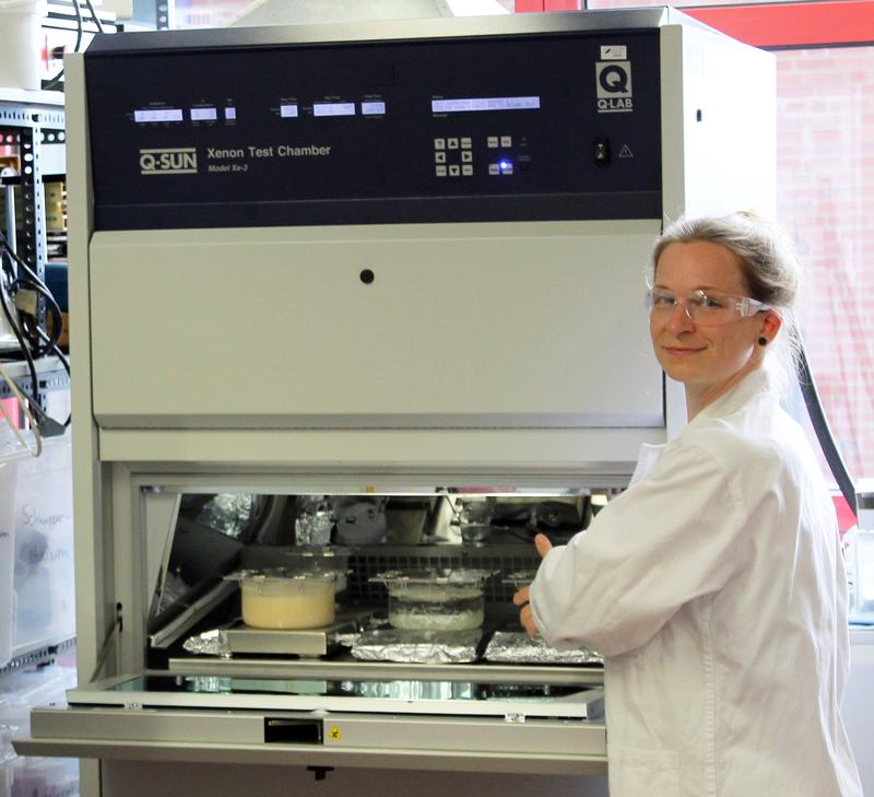 Nora Meides M.Sc., Erstautorin der neuen Studie und Doktorandin in der Makromolekularen Chemie, an einer Bewitterungsanlage. Hier werden Kunststoff-Partikel einer simulierten Sonneneinstrahlung und mechanischen Belastungen ausgesetzt. 