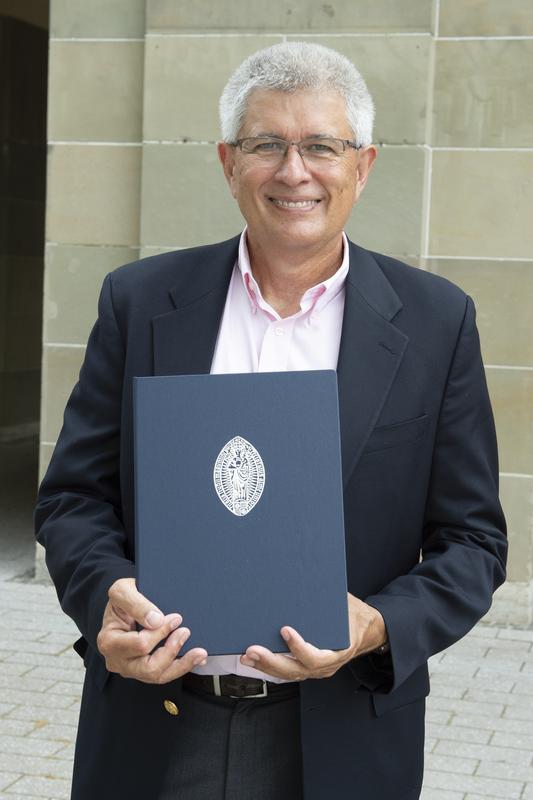 Prof. Dr. Mills Kelly nach dem Eintrag ins Goldene Buch der Johannes Gutenberg-Universität Mainz