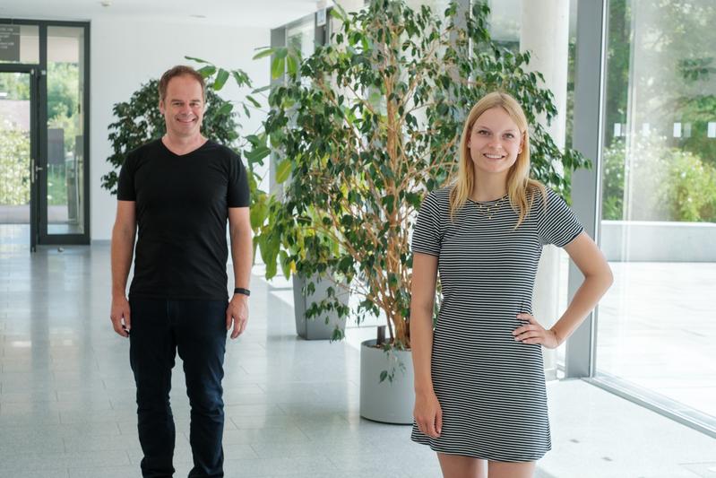 Professor Ralf Hohlfeld and Isabel Käsbauer, who coordinated the project on the part of the students