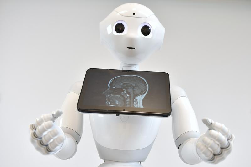 In einer Studie der Universitätsmedizin Halle wurde untersucht, wie hoch die Akzeptanz der Informationsvermittlung im Vorfeld einer MRT-Untersuchung mittels Tablet oder Roboter "Pepper" ist.