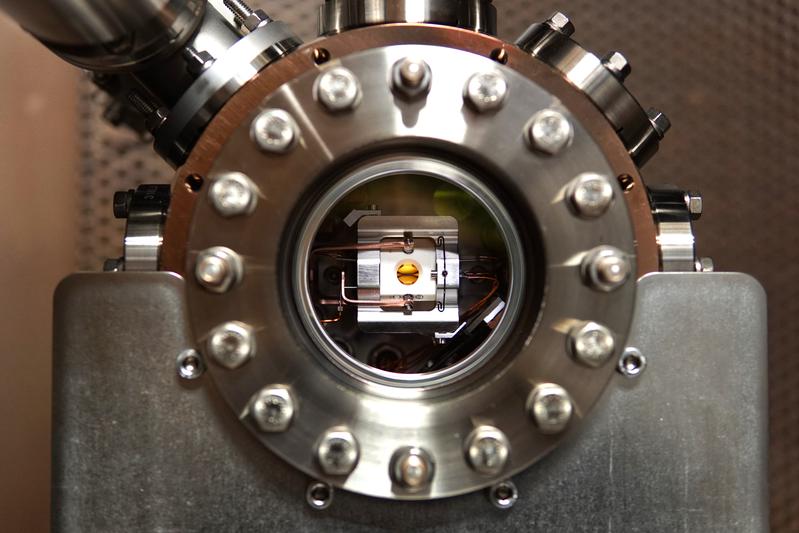 The centerpiece of the quantum computer: the ion trap in a vacuum chamber.