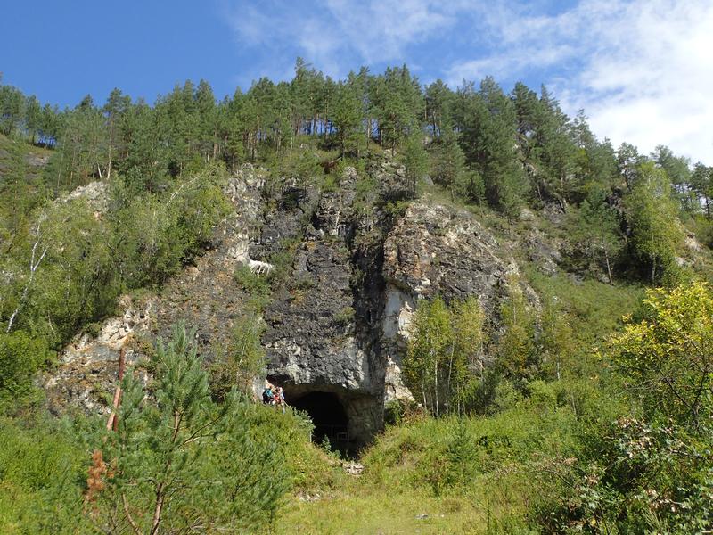 Der Eingang zur Denisova-Höhle, der bekannten Fundstätte in Südsibirien, in der sowohl Überreste von Neandertalern als auch ihrer asiatischen Verwandten, der Denisovaner, gefunden wurden.