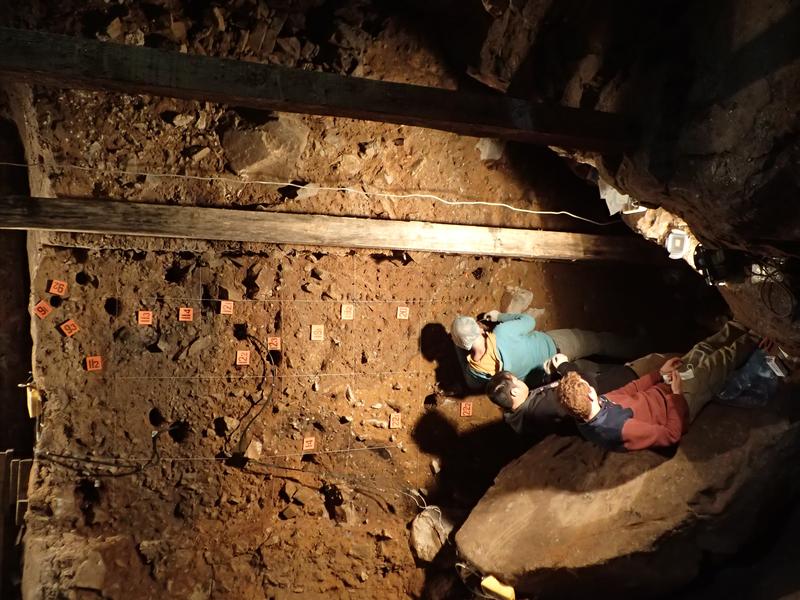 Die Forschenden Zenobia Jacobs, Bo Li und Kieran O'Gorman beim Sammeln von Sedimentproben in der Hauptkammer der Höhle.