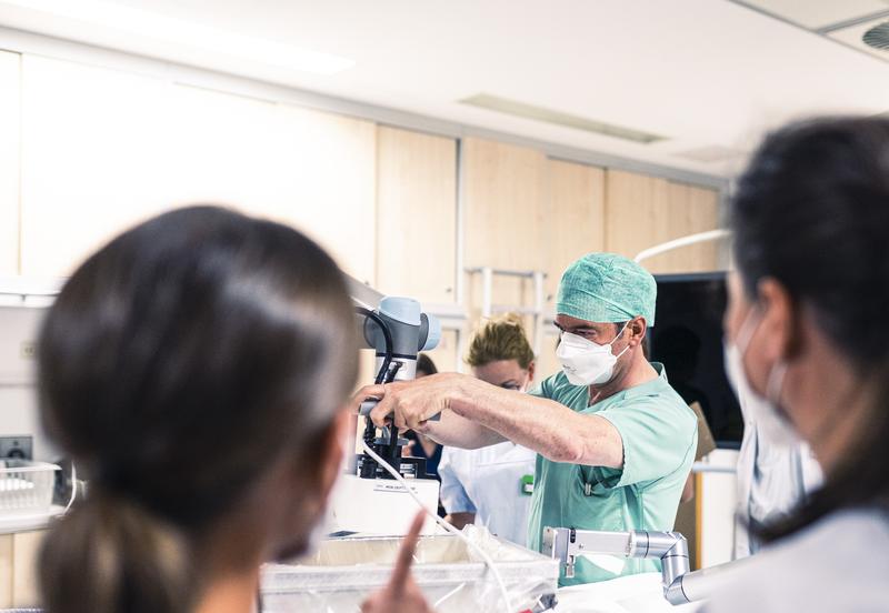 Durchführung des neuen Histotripsie-Verfahrens durch Radiologe und Klinikdirektor Prof. Dr. med. Maciej Pech