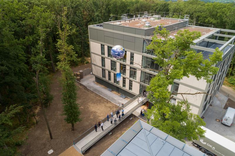 Der Neubau des GeoBioLabs aus der Luft fotografiert.