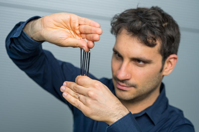 Junior Professor Gianluca Rizzello with ‘dielectric elastomers’. The Saarbrücken researchers are using this composite material to create artificial muscles and nerves for use in flexible robot arms.