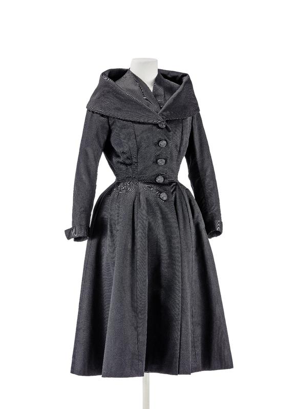 Christian Dior: Schwarzes Mantelkleid im Stil des "New Look", Paris, 1948, Inv. Nr. 2003, KR 613; Exponat der der Ausstellung "Christian Dior und seine Nachfolger" des Kunstgewerbemuseums der Staatlichen Museen zu Berlin