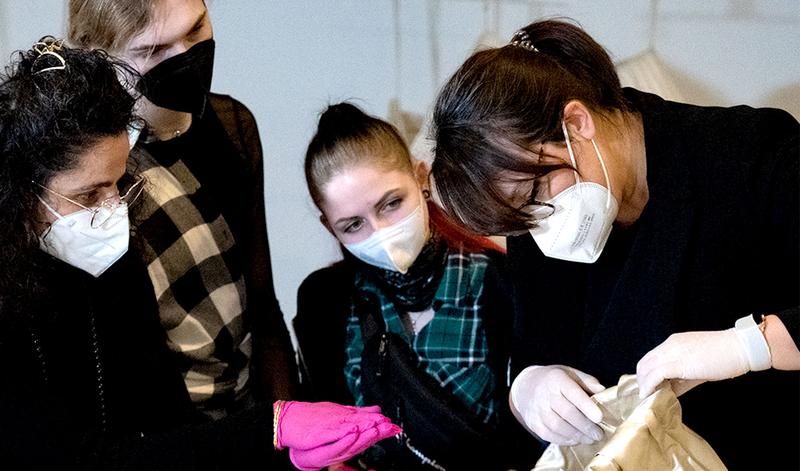 Studierende der Hochschule Macromedia beim Besuch im Depot des Kunstgewerbemuseum der Staatlichen Museen zu Berlin. 