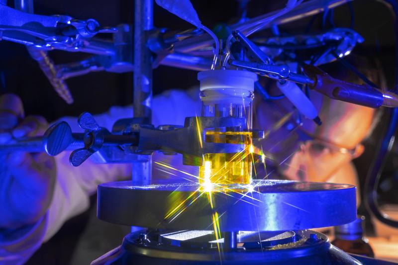 Dr. Laith Almazahreh is investigating the mechanism of electrocatalytic hydrogen formation with a nature-inspired model compound at the Friedrich Schiller University Jena.