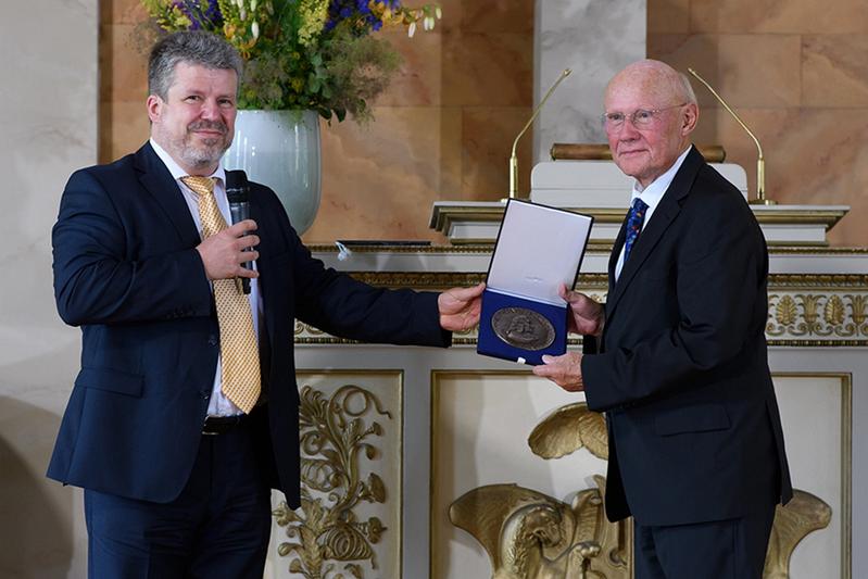 Verleihung der Albrecht von Haller-Medaille: der stellv. Dekan der Medizinischen Fakultät, Prof. Michael P. Schön (l.), übergibt die Medaille an Prof. Dietrich Kettler. 