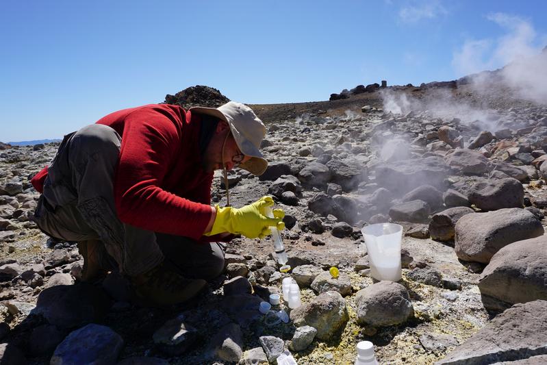 Um geeignete Standorte für die „Kombikraftwerke“ zu identifizieren, wird in BrineMine das Rohstoffpotenzial von Thermalquellen in Chile untersucht. (Foto: Valentin Goldberg, KIT) 