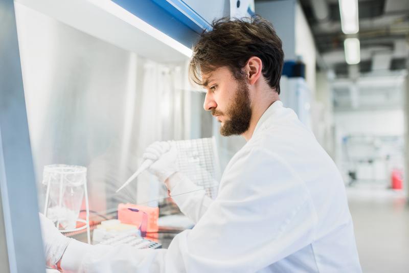 Dr. Luca Ghita, first author of the study, at work in the laboratory