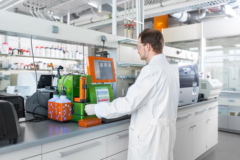 Dr. Patrick Marcinek analysiert Zellen mit Hilfe eines Flow Cytometers