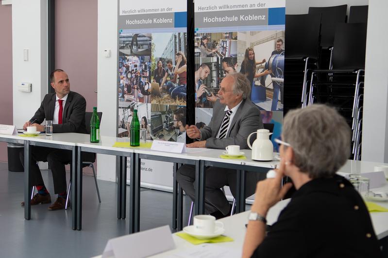Von links: Minister Clemens Hoch, Prof. Dr. Kristian Bosselmann-Cyran und Prof. Dr. Daniela Braun