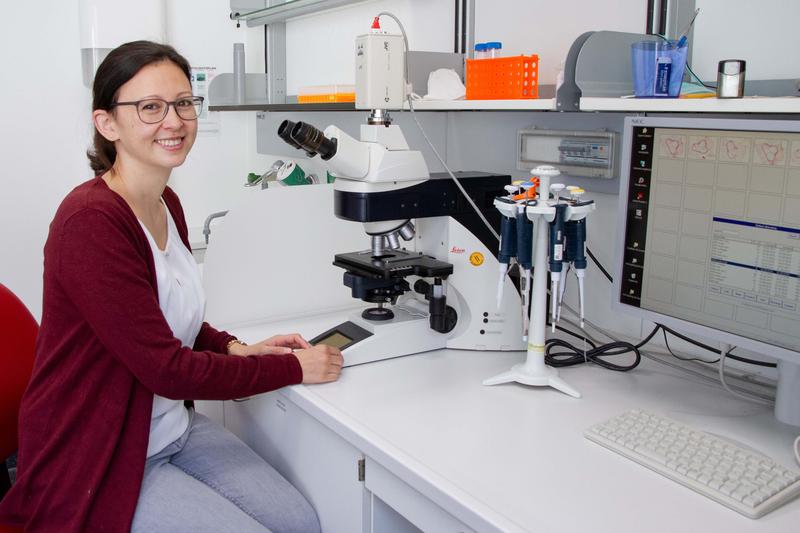 Dr. Tamara Girbl in ihrem Labor am Rudolf-Virchow-Zentrum.