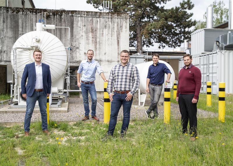 v.l.: Das Rostocker Projektteam Sebastian, Cepelak, Dr. Martin Theile, Björn Henke, Karsten Schleef, Jules Dinwoodie vor der zum Prüfstand gehörenden Anlagentechnik. Die aufzubauende Gashochdruckerzeugung wird völlig neue Forschungsinhalte ermöglichen. 