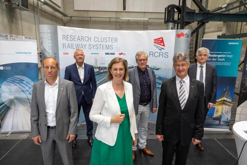 Presented the RCRS initiative (f.l.t.r.): Mark Topal-Gökceli (ÖBB), Franz Kainersdorfer (voestalpine), Provincial Councillor Barbara Eibinger-Miedl, Jost Bernasch (Virtual Vehicle), Harald Kainz (TU Graz), Arnulf Wolfram (Siemens Mobility Austria)