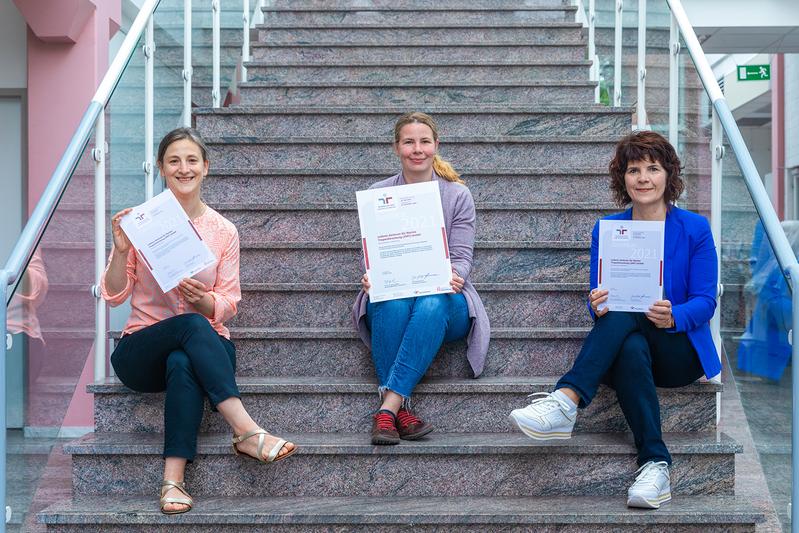 Das Projektteam "audit berufundfamilie" am Leibniz-Zentrum für Marine Tropenforschung (ZMT) in Bremen - v.l.n.r.: Dr. Janine Reinhard, Dr. Donata Monien (Projektleiterin) und Elke Kasper. 