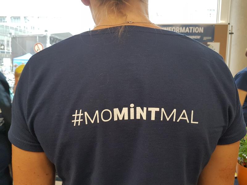 T-Shirt mit dem Hashtag #MOMINTMAL, aufgenommen während des ersten MINT-Festivals 2018 an der Universität Jena. 