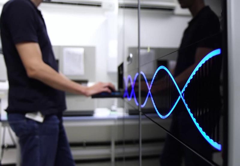 Symbolic photo: It shows a member of staff using high-throughput sequencing or "next generation sequencing" to test with larger gene panels. Mutations in cancer cells can be identified with increasing speed. 