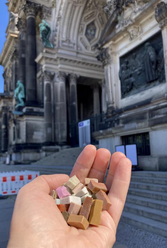 Mosaiksteine aus dem Berliner Dom wurden an die Fachhochschule Potsdam übergeben