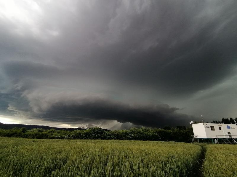 Aufzug der Superzelle am 23. Juni 2021 (ca. 17:34 Uhr) am Hauptstandort der Messkampagne Swabian MOSES in Rottenburg am Neckar (Foto: Melissa Körlin, KIT)