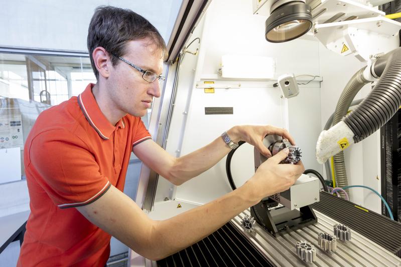 Tiefe Einblicke: Die Hybrid-Tagung „1. Laser and Materials Day Aalen (LAMDA)“ an der Hochschule Aalen am 1. Juli 2021 wird sich mit smarten Materialien und Laserprozesstechnologien beschäftigen. 