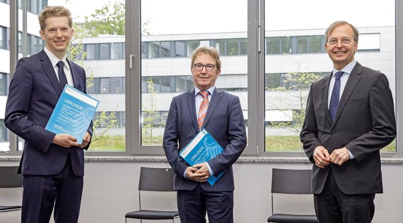 Der Parlamentarische Staatssekretär Thomas Rachel (r.) übergab den Förderbescheid an Georg Schaumann (li.) von SenseUp und Prof. Dr. Jörn Kalinowski (Mitte) vom CeBiTec. 