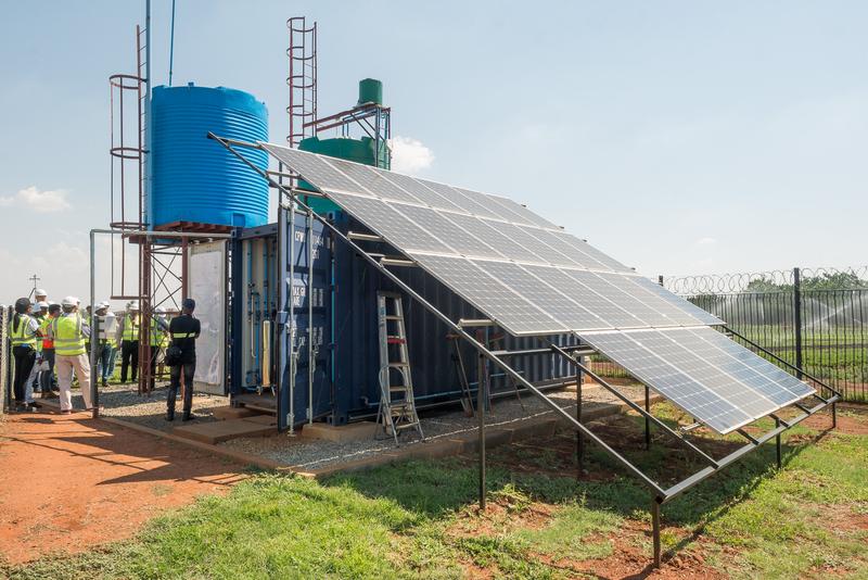 Demonstrationsanlage in Südafrika: Gesamtansicht mit den Solarmodulen zur Versorgung mit dem benötigten Strom.
