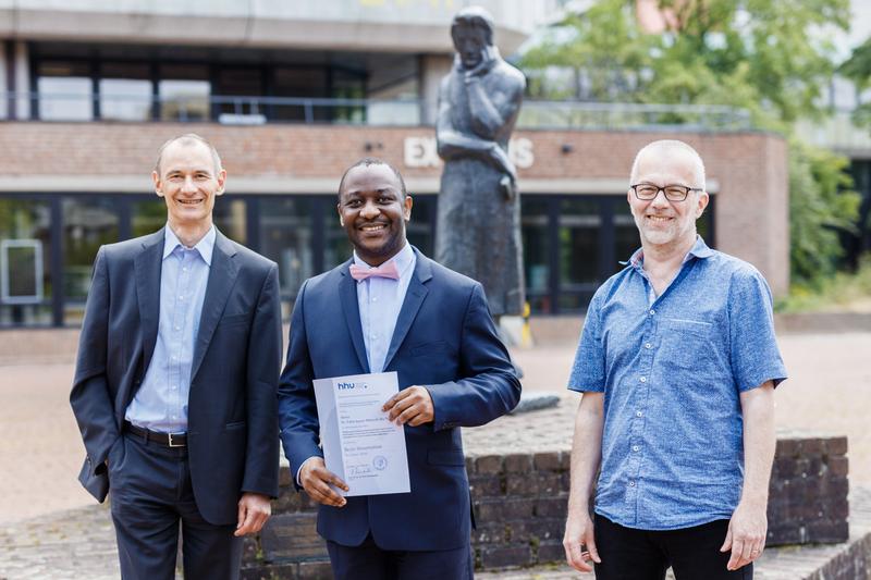 Prof. Dr. Martin Heil, Prodekan der Mathematisch-Naturwissenschaftlichen Fakultät der HHU (rechts), verlieh den Preis an Dr. Matemb. Es gratulierte Prof. Dr. Christoph Janiak, Doktorvater des Preisträgers (links).