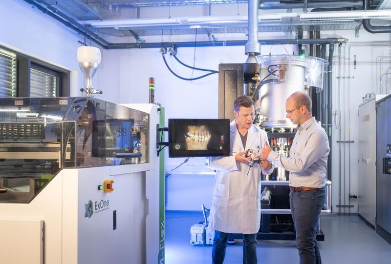 Wissenschaftler in Deutschland und Polen erforschen in einem von zwei internationalen Fraunhofer-Leistungszentren neue Technologien für den Einsatz von 3D-Druckverfahren in der Medizintechnik.