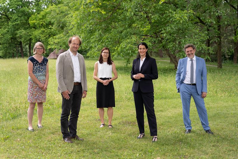 Dr. Anja Kalch, Prof. Dr. Harald Kunstmann, Prof. Dr. Elke Hertig, Prof. Dr. Claudia Traidl-Hoffmann und Prof. Dr. Axel Tuma bilden den Vorstand des Zentrums für Klimaresilienz