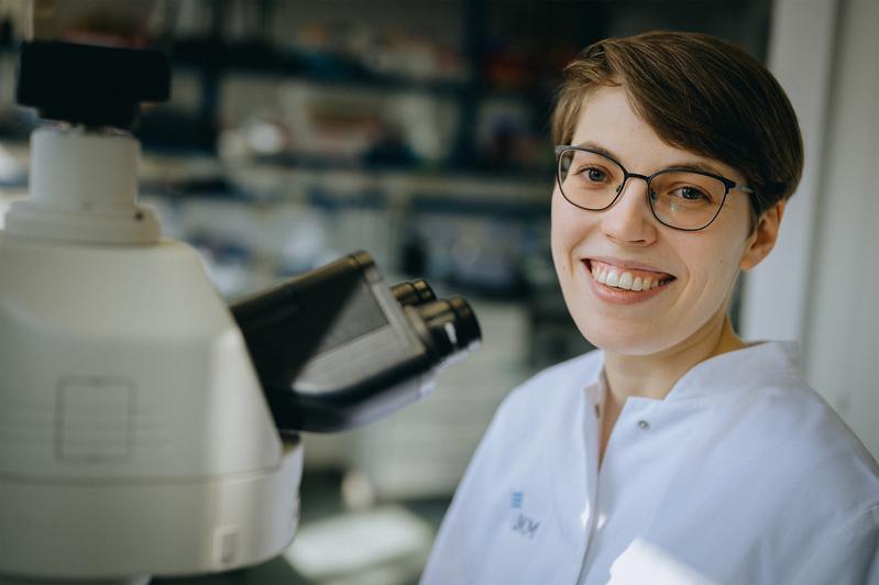 Medical graduate Stefanie Bobe worked behind the microscope a lot during her studies in experimental medicine at the University of Münster.