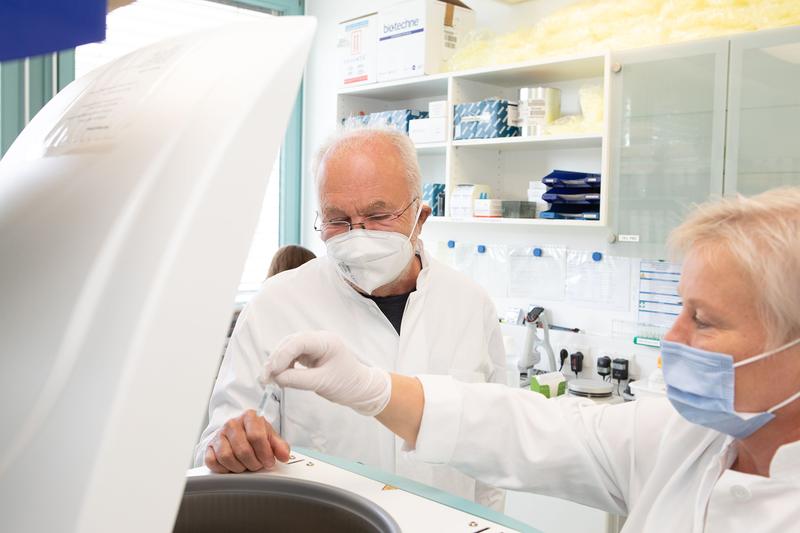 Im Regensburger Biomarker-Labor bestimmt das Team von Professor Dr. Ernst Holler Biomarker im Blut und Stuhl der Patienten, wodurch die GvHD schnell und frühzeitig erkannt und die Behandlungstherapie individuell angepasst werden kann. 