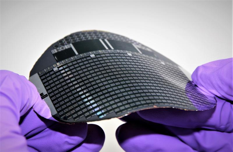 The Fraunhofer ISE research team achieved a record conversion efficiency of 68.9% under monochromatic laser light with a new thin film photovoltaic cell based on gallium arsenide.
