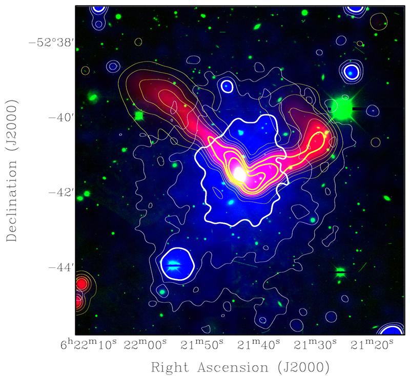 Der nördliche Klumpen, wie er im Röntgenlicht (blau, XMM-Newton Satellit), im visuellen Licht (grün, DECam) und bei Radiowellenlängen (rot, ASKAP/EMU) erscheint. 