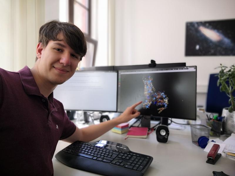 Nikola Ristic zeigt stolz sein programmiertes Webtool. Nikola Ristic zeigt stolz sein programmiertes Webtool.  