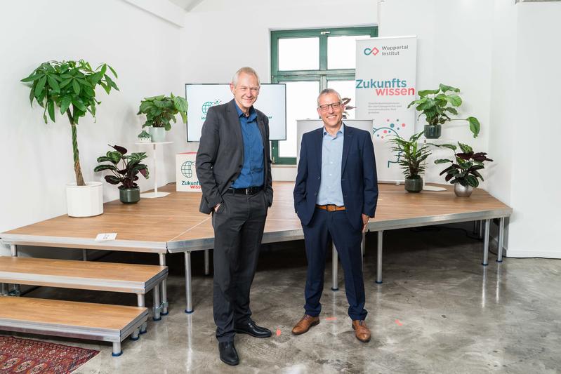 Prof. Dr.-Ing. Manfred Fischedick, wissenschaftlicher Geschäftsführer (l.), und Michael Dedek, kaufmännischer Geschäftsführer des Wuppertal Instituts, begrüßten die mehr als 500 digital zugeschalteten Gäste zu Beginn des Jubiläumsevents.