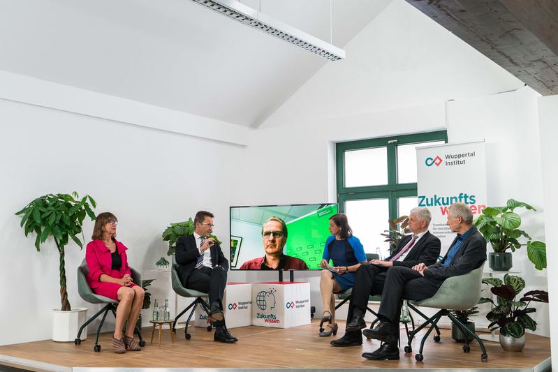 Podiumsdiskussion zu anstehenden Transformationsherausforderungen (von links: Reicher, Koch, Messner, Busse, Dammermann u. Fischedick) 