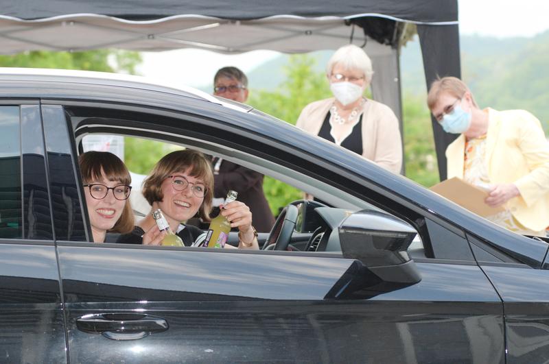 Am Abschlussfahrt-Drive-in gab‘s Limo für die Absolventinnen. 