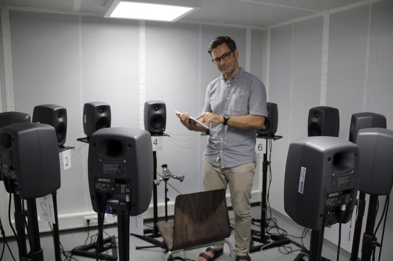 Professor Dr. Stefan Zirn bei Vorbereitungen für seine Forschungsarbeit in der Akustik-Kabine im POIM. 