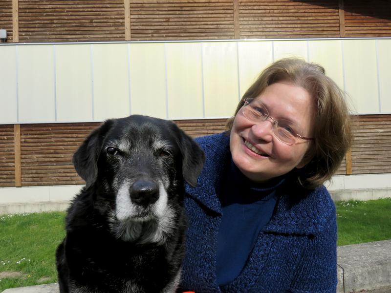 Professorin Dr. Andrea Tipold und Hund Django.
