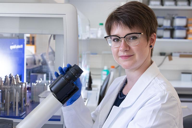 Die Humangenetikerin Caroline Diener forscht im Team von Professor Eckart Meese am Institut für Humangenetik der Universität des Saarlandes.
