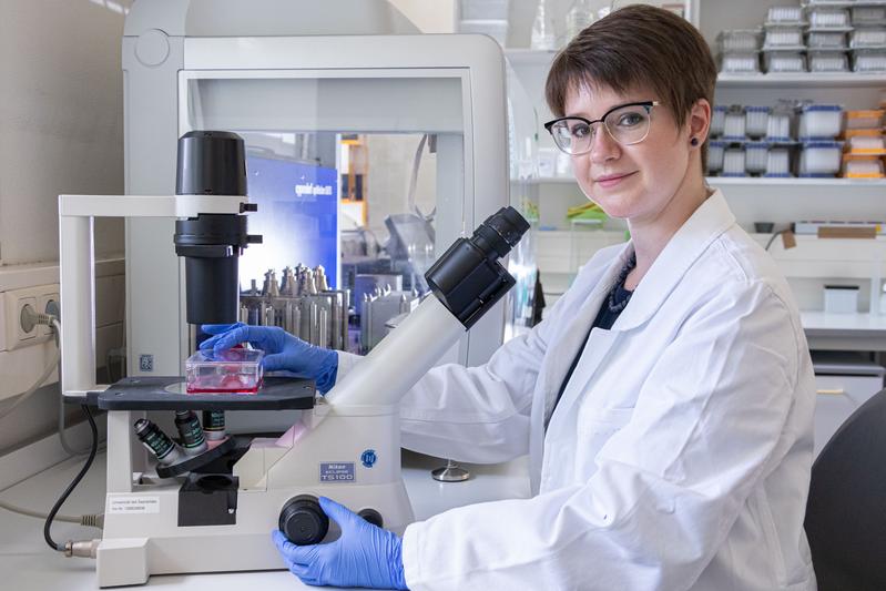 Für ihre Forschungsarbeit zu microRNAs in T-Zellen hat Caroline Diener den Preis der Hans-und-Ruth-Giessen-Stiftung erhalten.